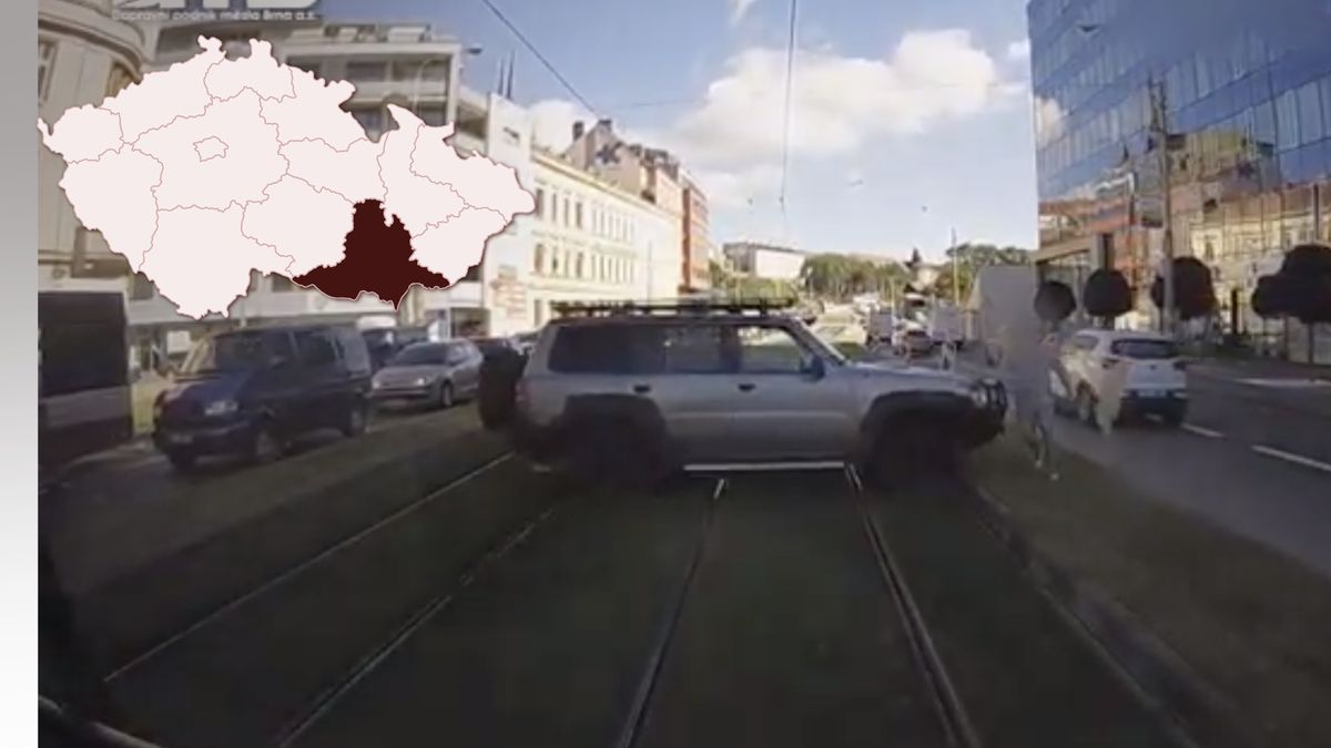 Video: Řidič nevydržel čekání a zničil zbrusu nový tramvajový travnatý pás